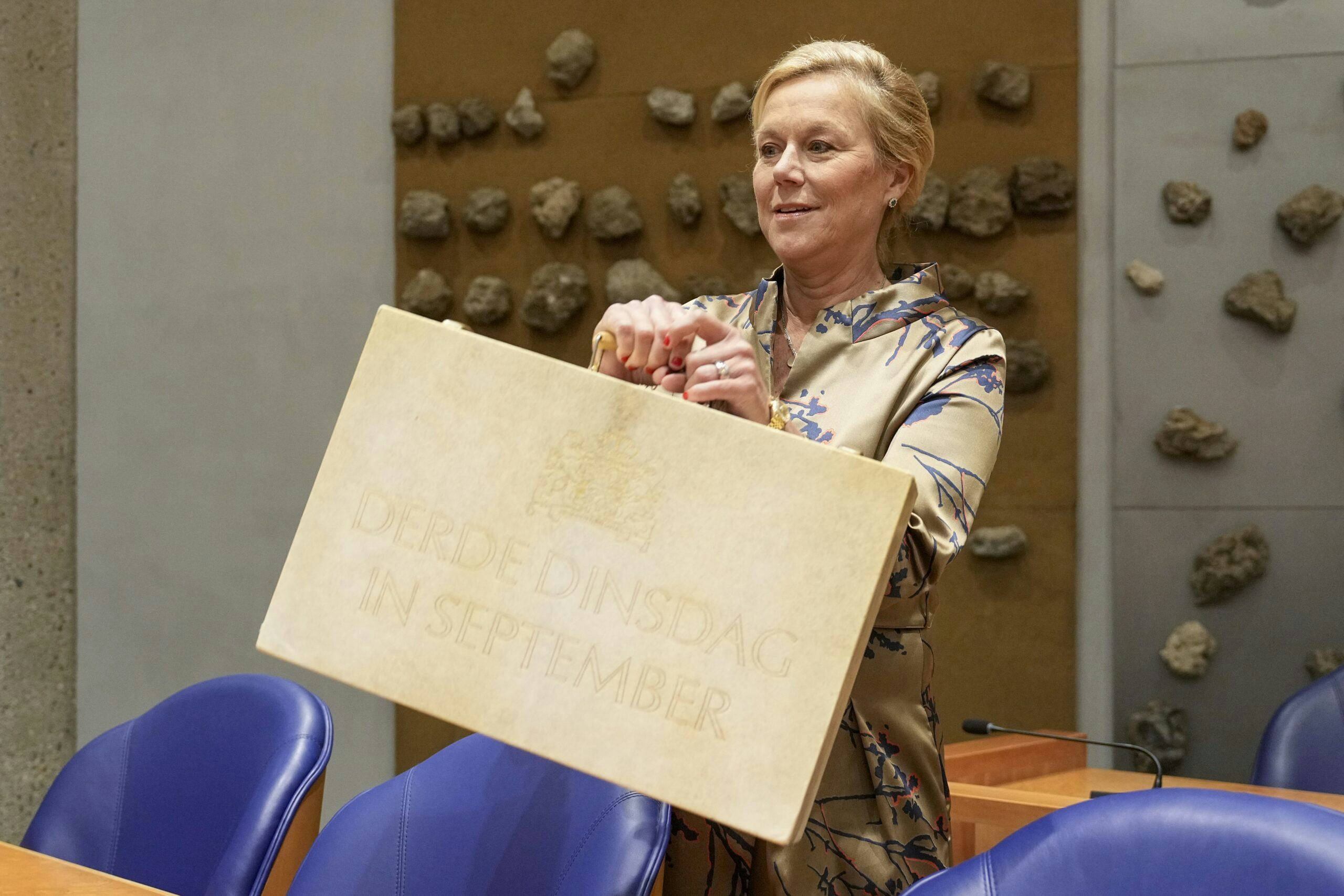 Demissionair minister Sigrid Kaag in de Tweede Kamer met het koffertje met de miljoenennota op Prinsjesdag. Op de derde dinsdag in september begint het nieuwe werkjaar van de regering (foto: ANP, Phil Nijhuis).