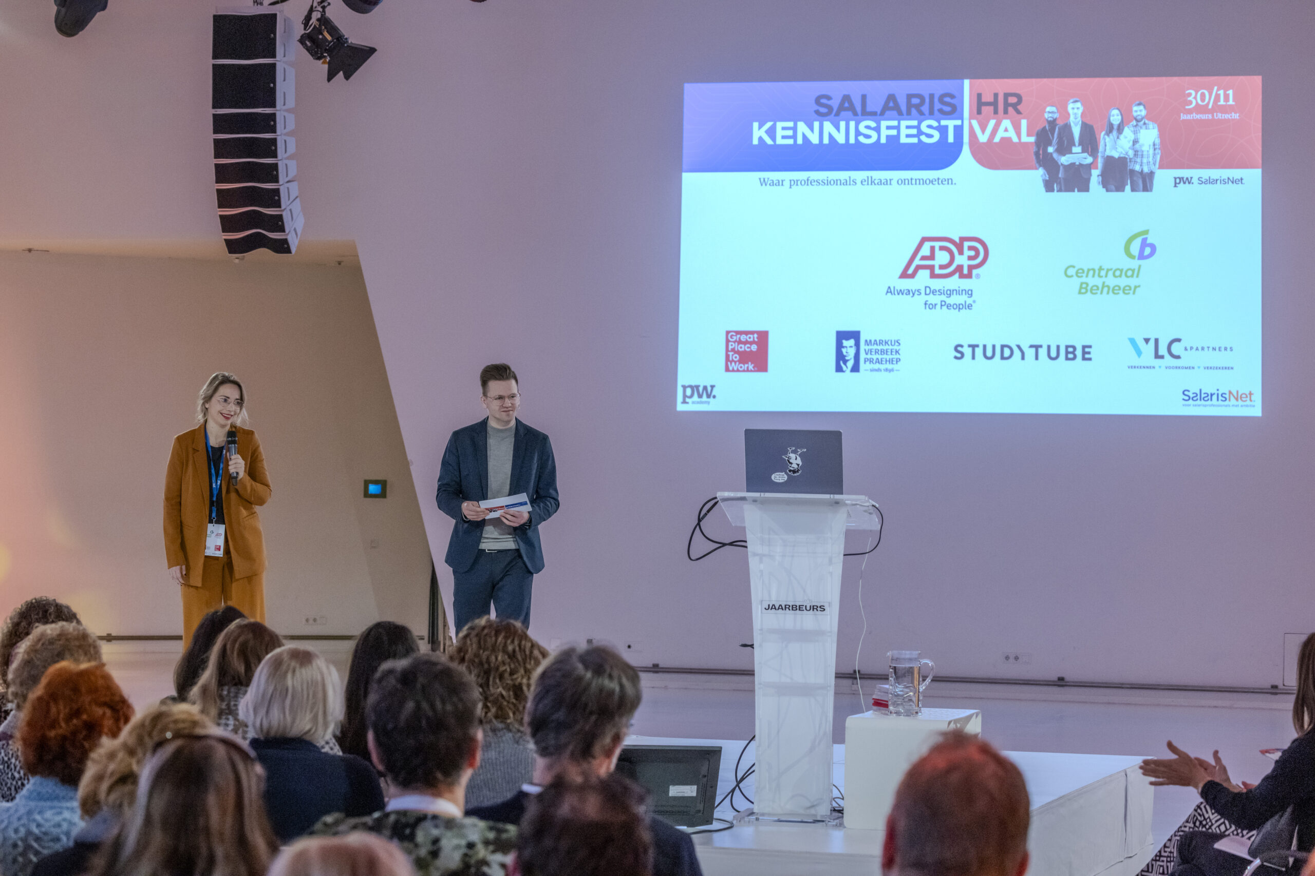De dag werd geopend door Marloes Oelen (hoofdredacteur) en Michel Loeve (dagvoorzitter). 