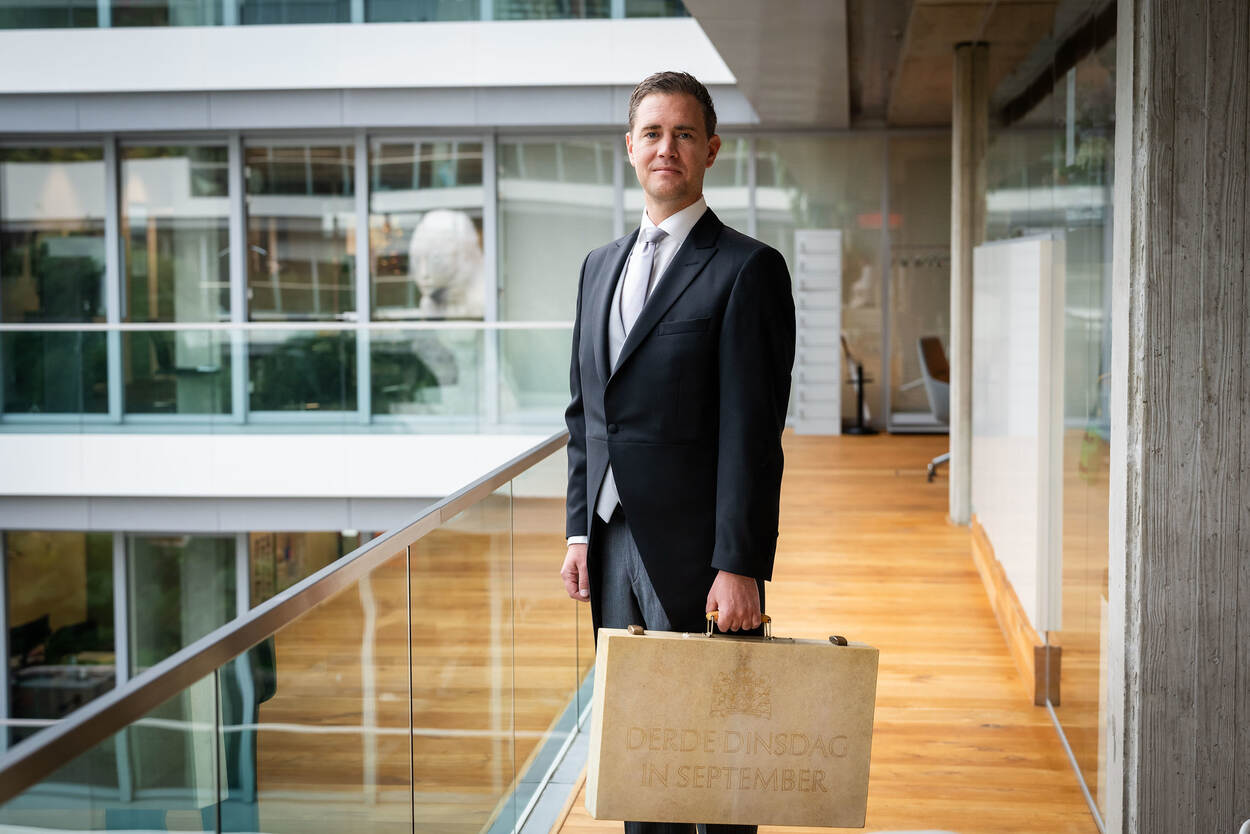Minister van Financiën Eelco Heinen (VVD) heeft de Miljoenennota gepresenteerd aan de Tweede Kamer.