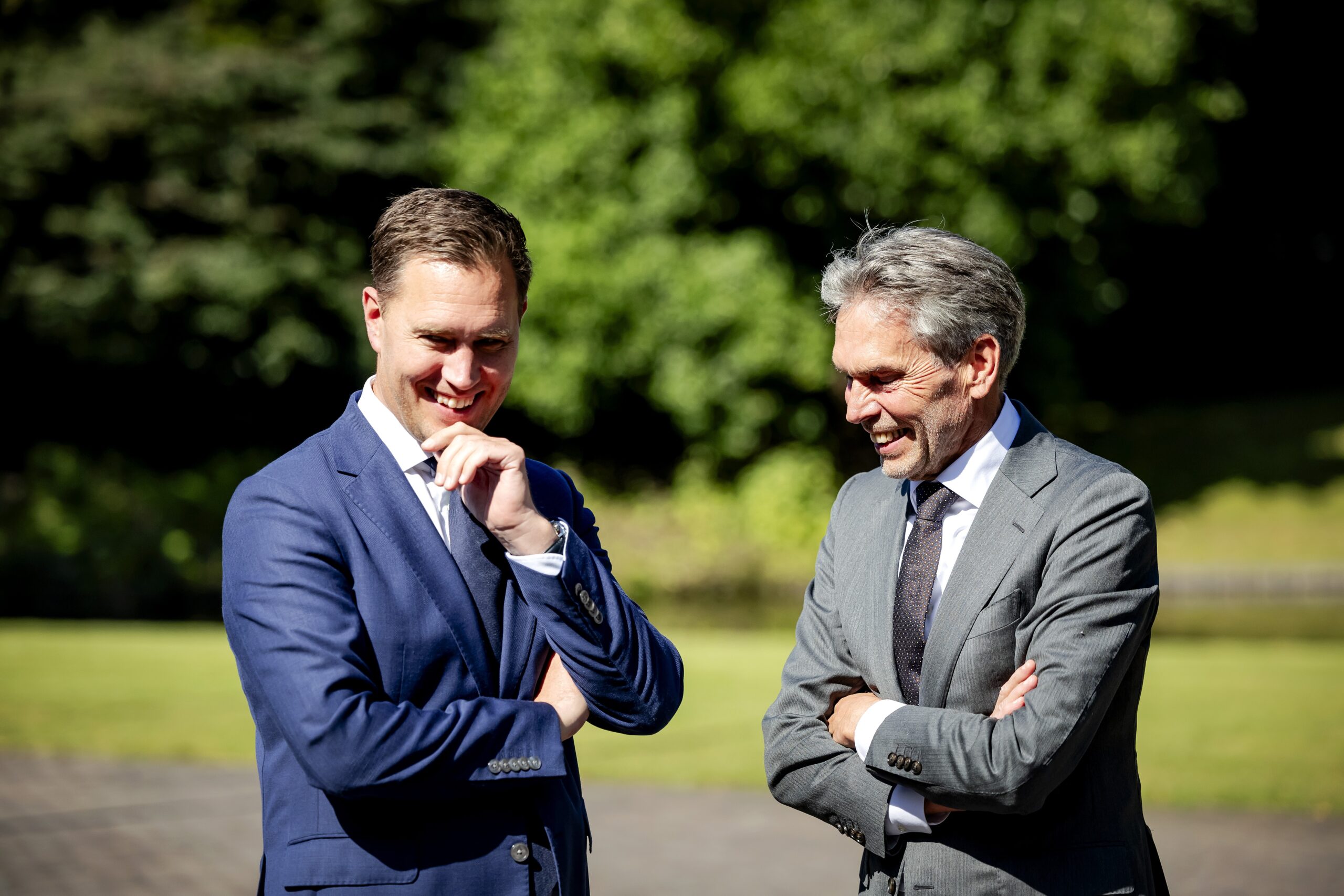 DEN HAAG - Minister Eelco Heinen van Financien en Minister-president Dick Schoof na afloop bij het Catshuis na de eerste begrotingsraad over de miljoenennota die op Prinsjesdag wordt gepresenteerd. ANP ROBIN VAN LONKHUIJSEN