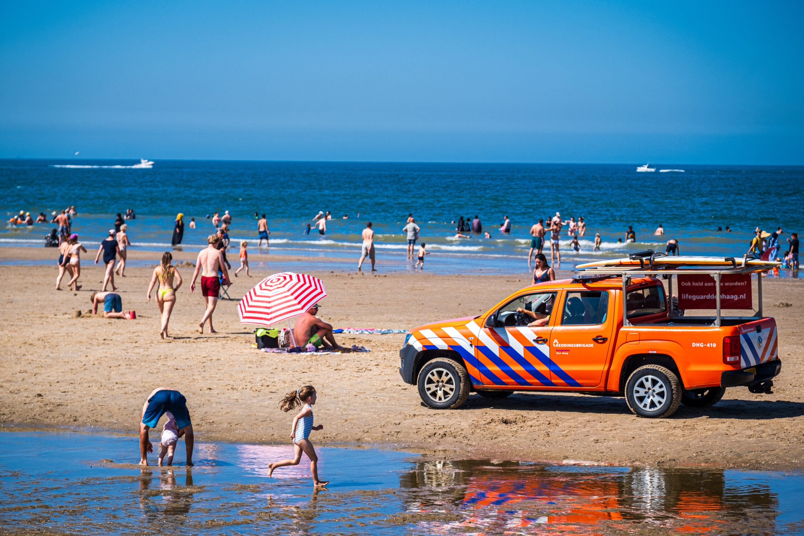 SCHEVENINGEN 11-08-2024. Dagjesmensen en toeristen trekken naar de kust om verkoeling te zoeken. Het is warm en tijdens de zomervakantie zorgt dat ervoor dat het extra druk is in Scheveningen. ©ANP/Hollandse-Hoogte/ Owen O’Brien.