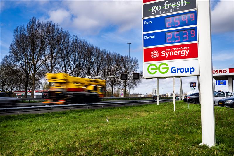 Benzineprijs stijgt tot boven de € 2,50 per liter (credits: FRANK DE ROO / ANP)