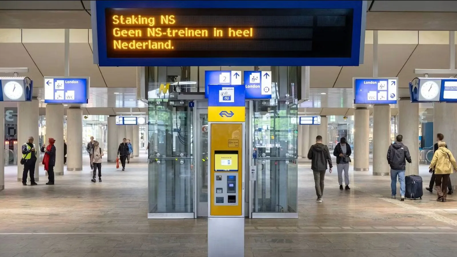 Treinreiziger(s) op station Rotterdam Centraal. ANP / Hollandse Hoogte / Hans van Rhoon