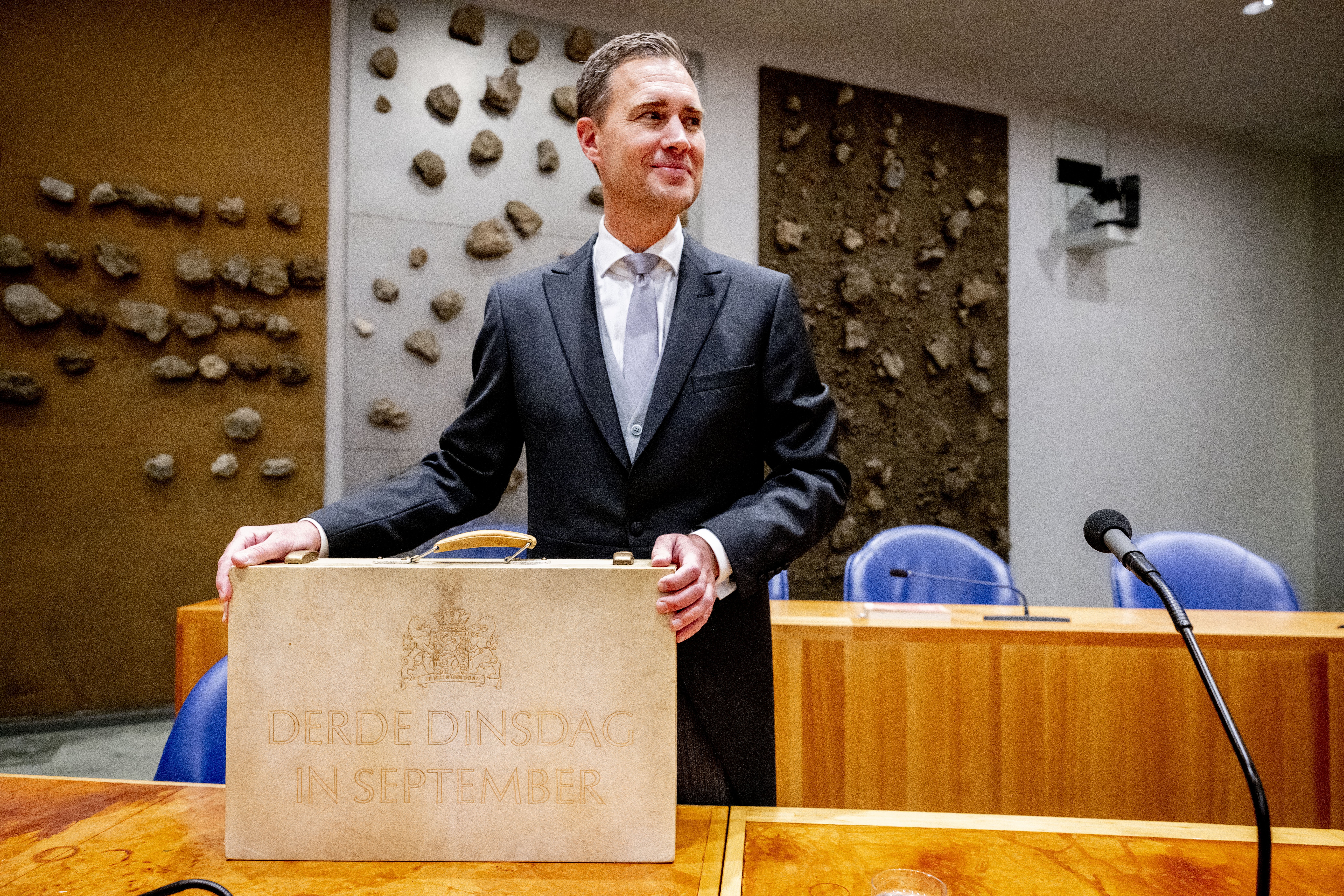 DEN HAAG - Minister Eelco Heinen  Financien met het koffertje met de miljoenennota en rijksbegroting Prinsjesdag in de Tweede Kamer. ROBIN UTRECHT /ANP